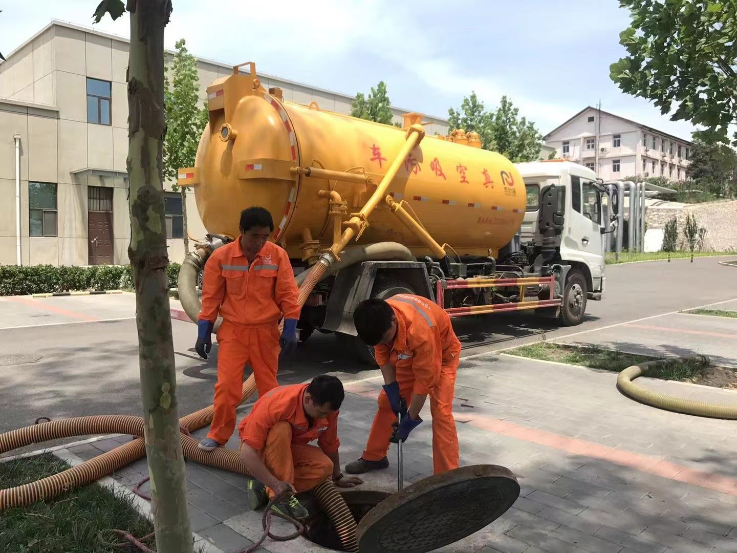 大理管道疏通车停在窨井附近