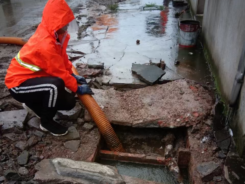 大理专业清理污水池 炜誉市政以规范流程守护城市 “肠道”